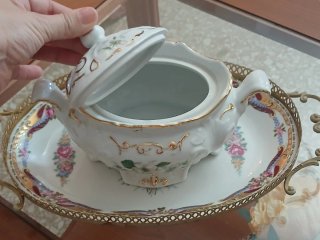 Sopera antigua porcelana y metal dorado