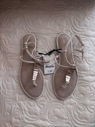 Sandalias Zara Beige y Doradas Talla 38
