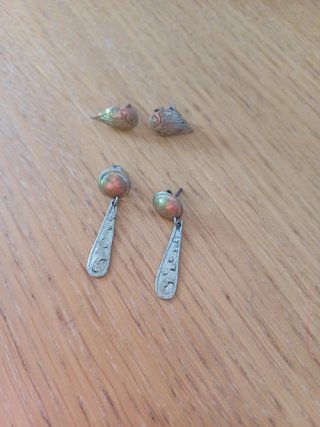 Pendientes dorados y plateados