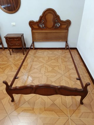 Cabeceros y mesita de noche de madera