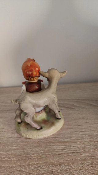 Figura Hummel Goebel Niña con Cordero
