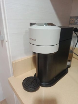 Cafetera Nespresso Vertuo Negra y Blanca