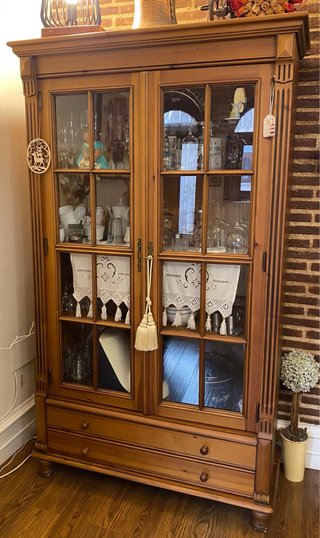 Vitrina de madera y cristal