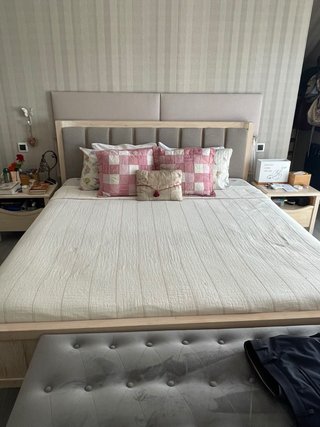Cama y dos mesitas de noche y armario de 3 puertas