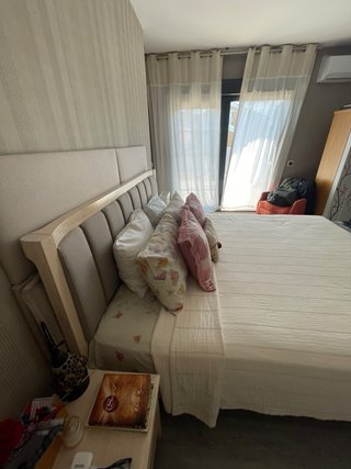 Cama y dos mesitas de noche y armario de 3 puertas