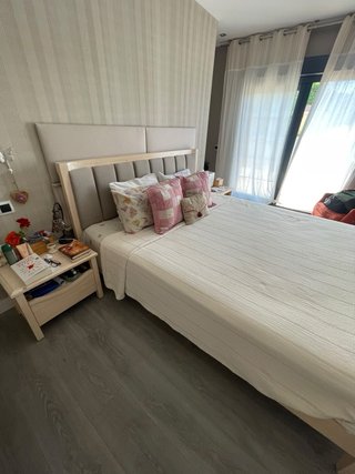 Cama y dos mesitas de noche y armario de 3 puertas