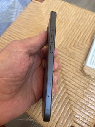 iPhone 15 con funda protectora