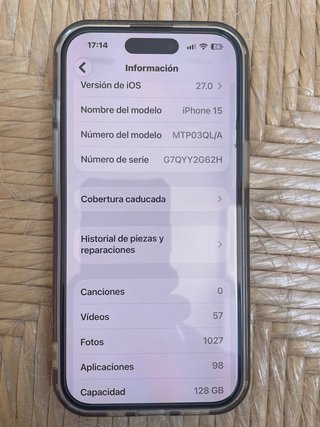 iPhone 15 con funda protectora