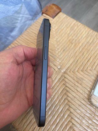 iPhone 15 con funda protectora
