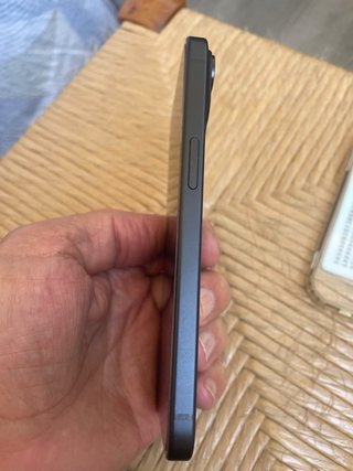 iPhone 15 con funda protectora