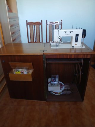 Máquina de coser Singer con mueble plegable