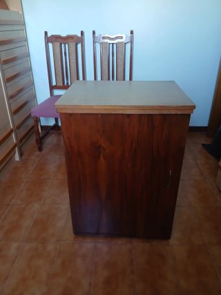 Máquina de coser Singer con mueble plegable