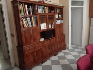 Mueble de madera con vitrina y estanterías