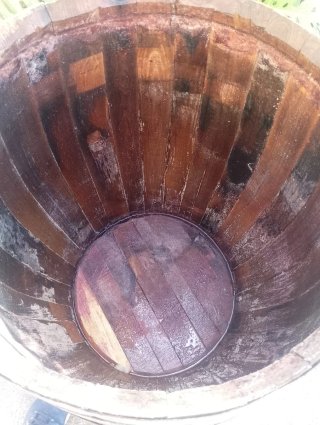 Barril de madera con aros metálicos