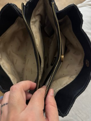 Borsa Guess trapuntata nera con dettagli oro