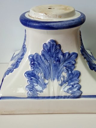 Peana antigua elaborada y pintada a mano