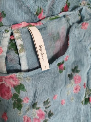 Blusa floral azul y rosa
