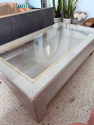 Mesa de centro cristal y yute beige.
