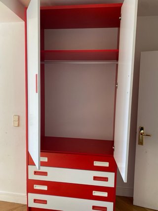 Armario blanco y rojo