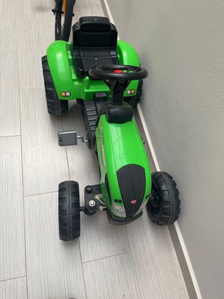 Tractor infantil a pedales verde