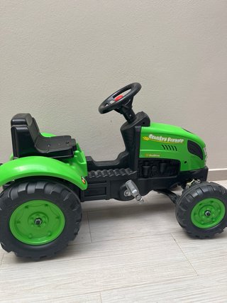Tractor infantil a pedales verde