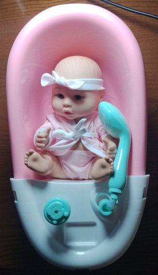Bañera de juguete deAO con muñeca y accesorios
