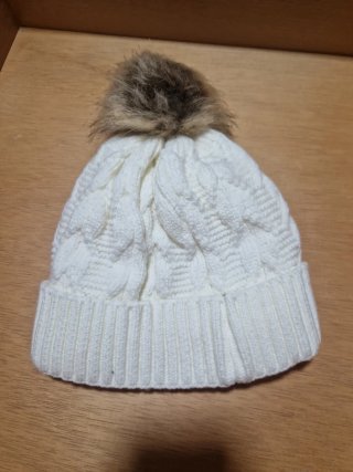 Gorro de lana blanco con pompón