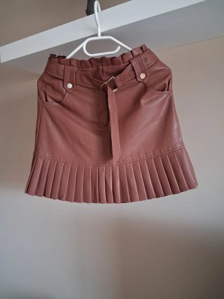 Falda Zara efecto piel plisada