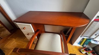 Conjunto escritorio madera y silla.
