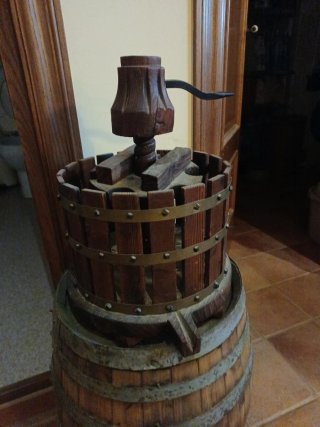 Pressa per vino decorativa in legno