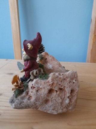 Folletto dei Cristalli su pietra di tufo