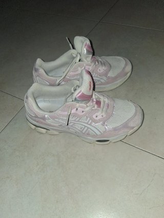 Zapatillas Asics rosas y blancas