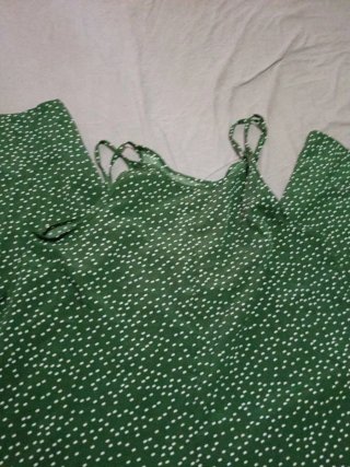 Peto verde con lunares blancos