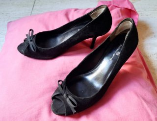 Zapatos peep toe de tacón, ante negro Gloria Ortiz