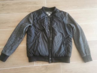 Bomber negra con mangas grises.