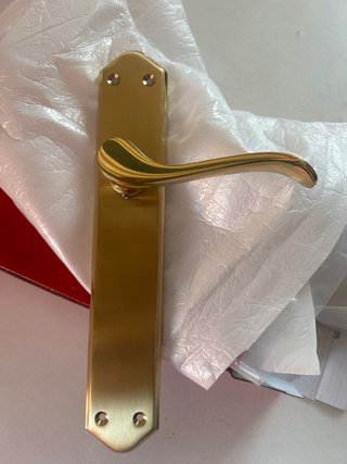 Manillas de puerta doradas