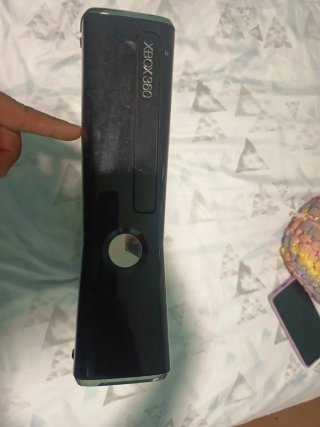 Xbox 360 Slim + 3 Controles
