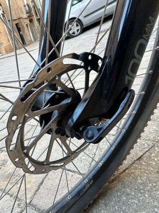 Bicicleta de montaña gris