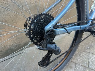 Bicicleta de montaña gris