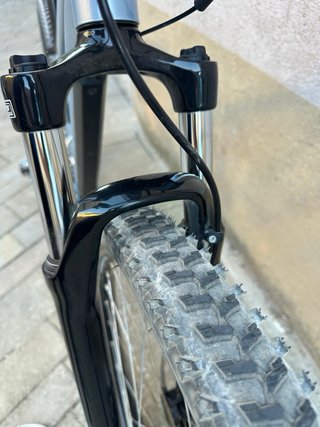Bicicleta de montaña gris