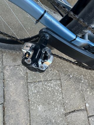 Bicicleta de montaña gris
