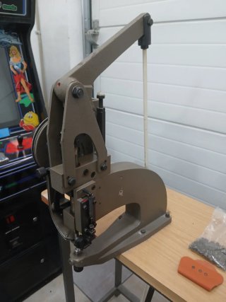 Máquina Jopevi a pedal para remaches