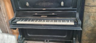 Piano antiguo negro