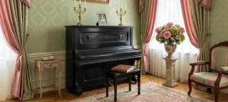 Piano antiguo negro