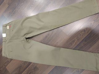 Pantalón Chino Levi's Slim Taper Verde Oliva