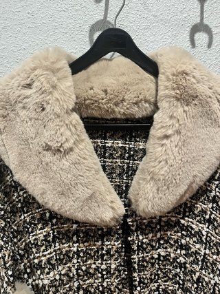 Capa tejida con cuello y puños de pelo sintético