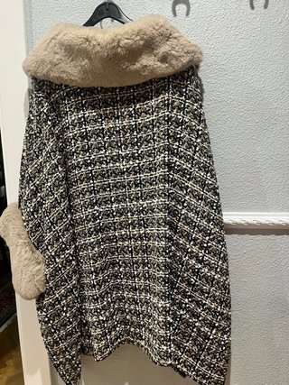Capa tejida con cuello y puños de pelo sintético