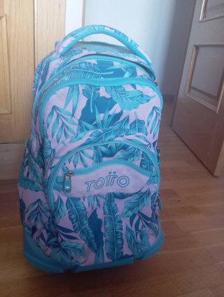 Ropa variada de niña y mochila