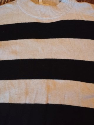 Vestido de punto a rayas. Manga larga.