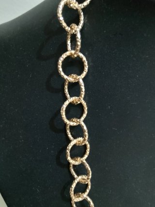 Collana lunga dorata con maglie a cerchio